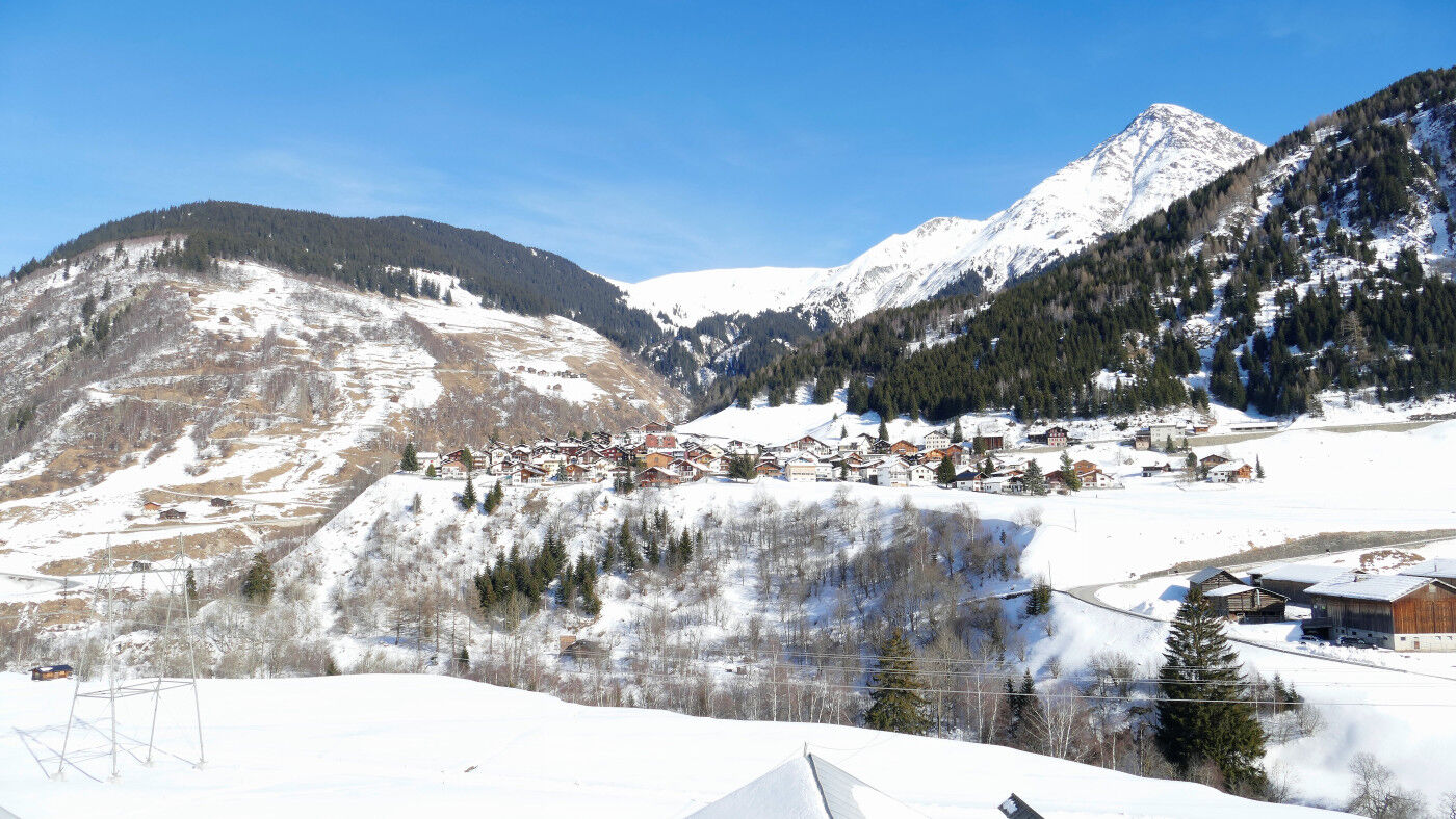 Blick über das Val Medel nach Curaglia.