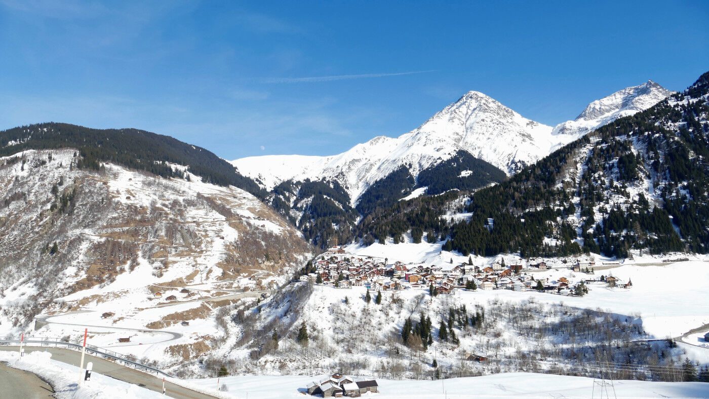 Curaglia, dahinter in der Mitte der Piz Muraun (2.896 m) - links über dem Kamm der Mond.