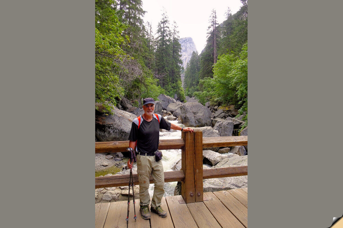 Brücke über den Merced River, im Hintergrund Liberty Cap.