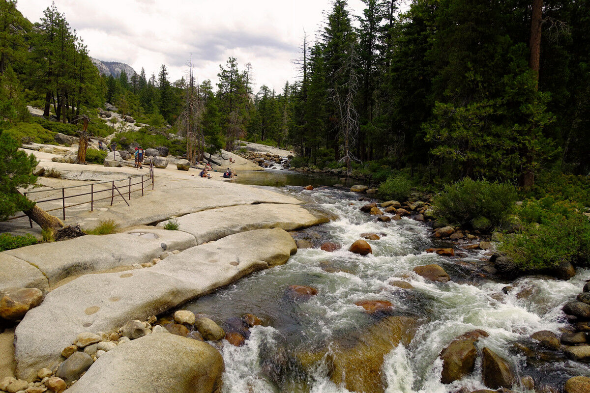Am Nevada Fall - Blick von der Brücke über den Merced River stromaufwärts.