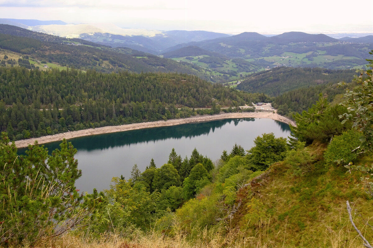 Blick von der Hochebene auf den Lac Blanc.