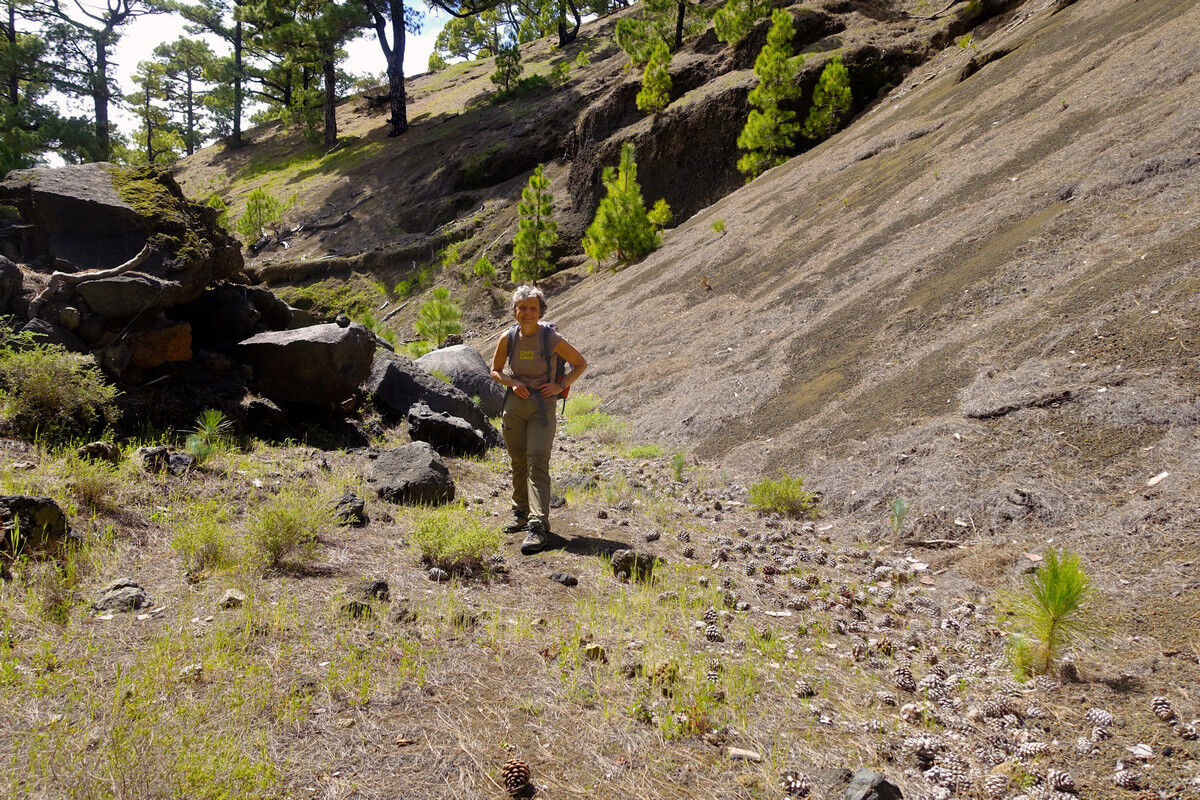 Abstieg durch ein trockenes Bachbett.