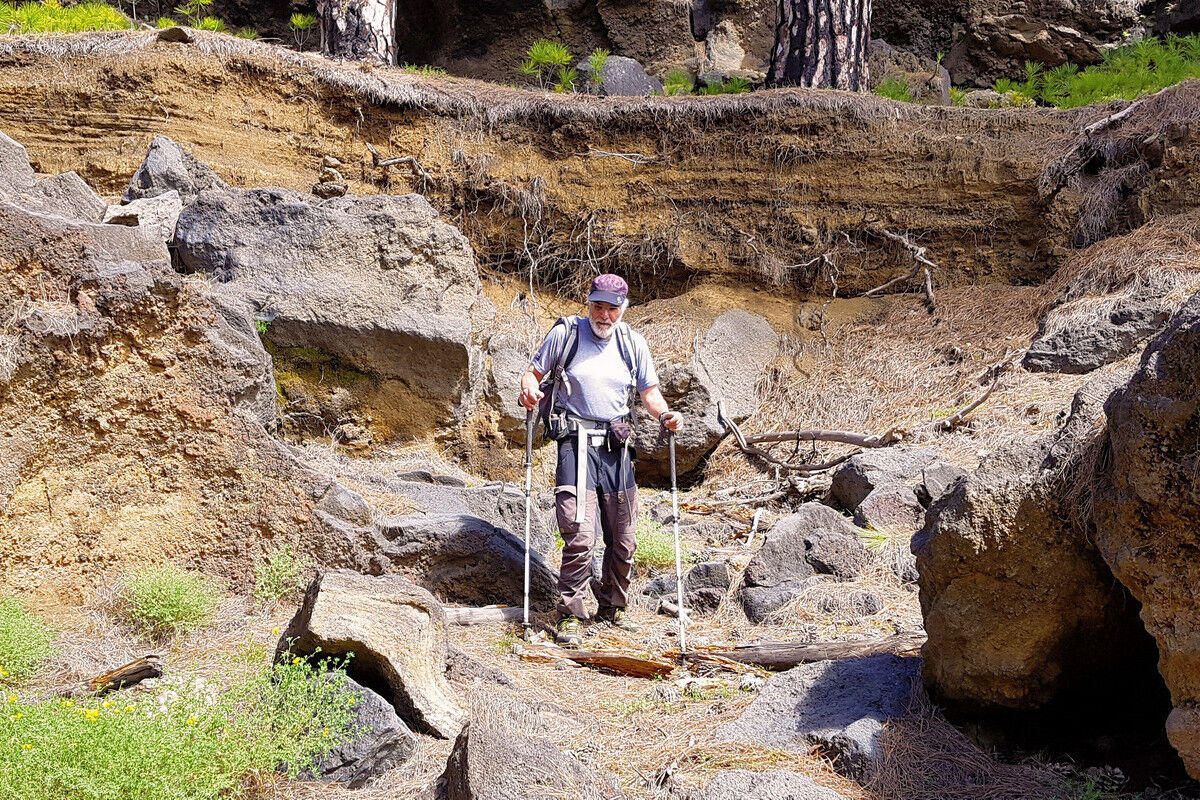 Abstieg durch ein trockenes Bachbett.