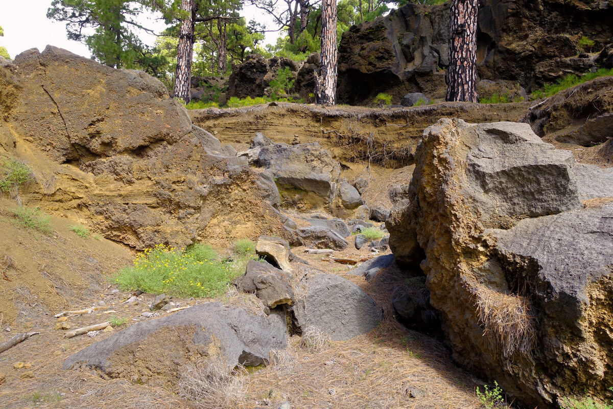 Abstieg durch ein trockenes Bachbett.