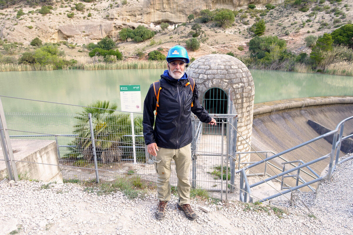 Nach einer kurzen Einweisung und Aushändigung der Schutzhelme durch das Sicherheitspersonal kann ich meine mit Spannung erwartete Wanderung beginnen.