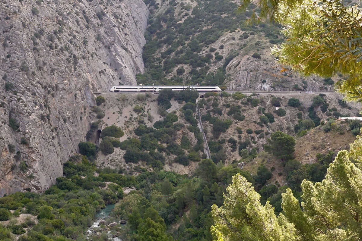 Auf der gegenüberliegenden Schluchtseite verläuft die Eisenbahnstrecke zwischen Malaga und El Chorro.