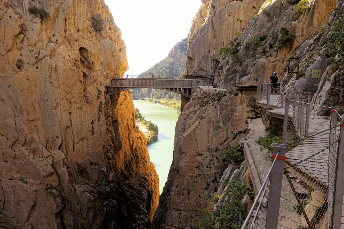 Brücke über die Schlucht Desfiladero de los Gaitanes, dahinter befindet sich die Hängebrücke.