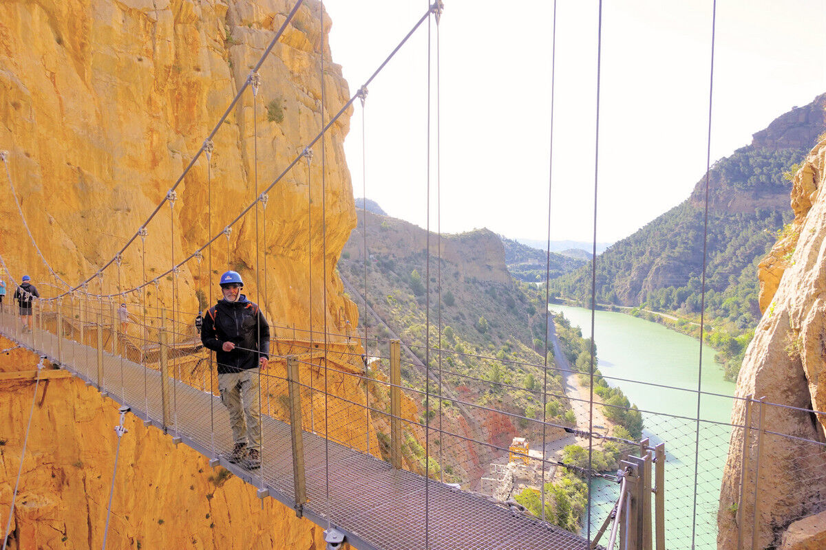 Jetzt geht es über die (kurze) Hängebrücke.