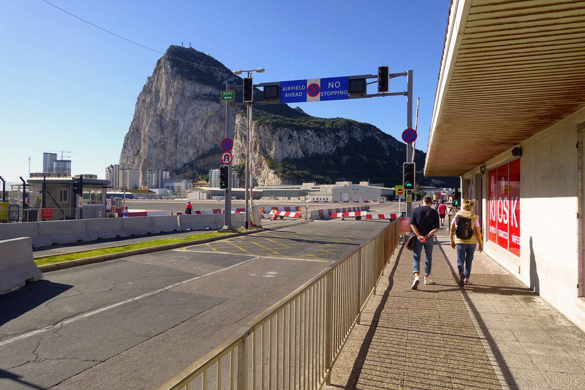 Vor der Rollbahn des Flughafens von Gibraltar.
