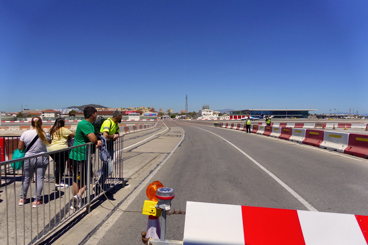 Sperrung der Rollbahn des Flughafens von Gibraltar.