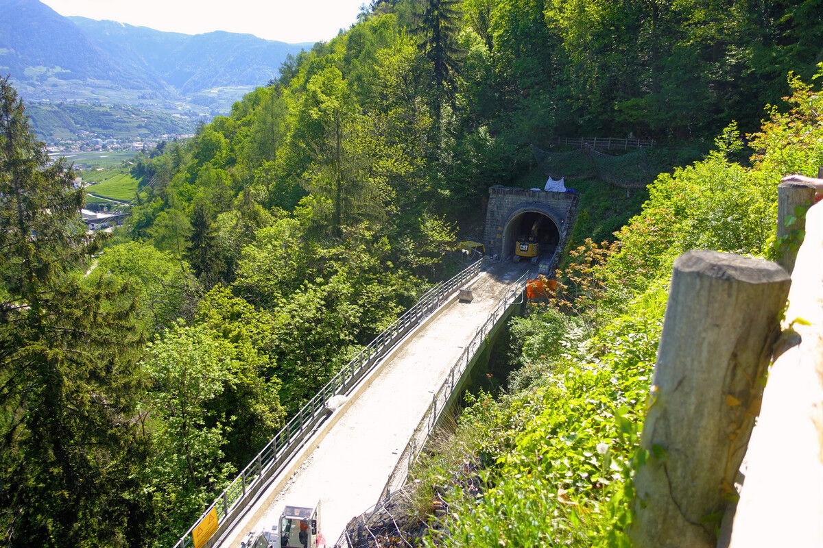 Blick auf die Vinschgerbahn - sie wird elektriffiziert.